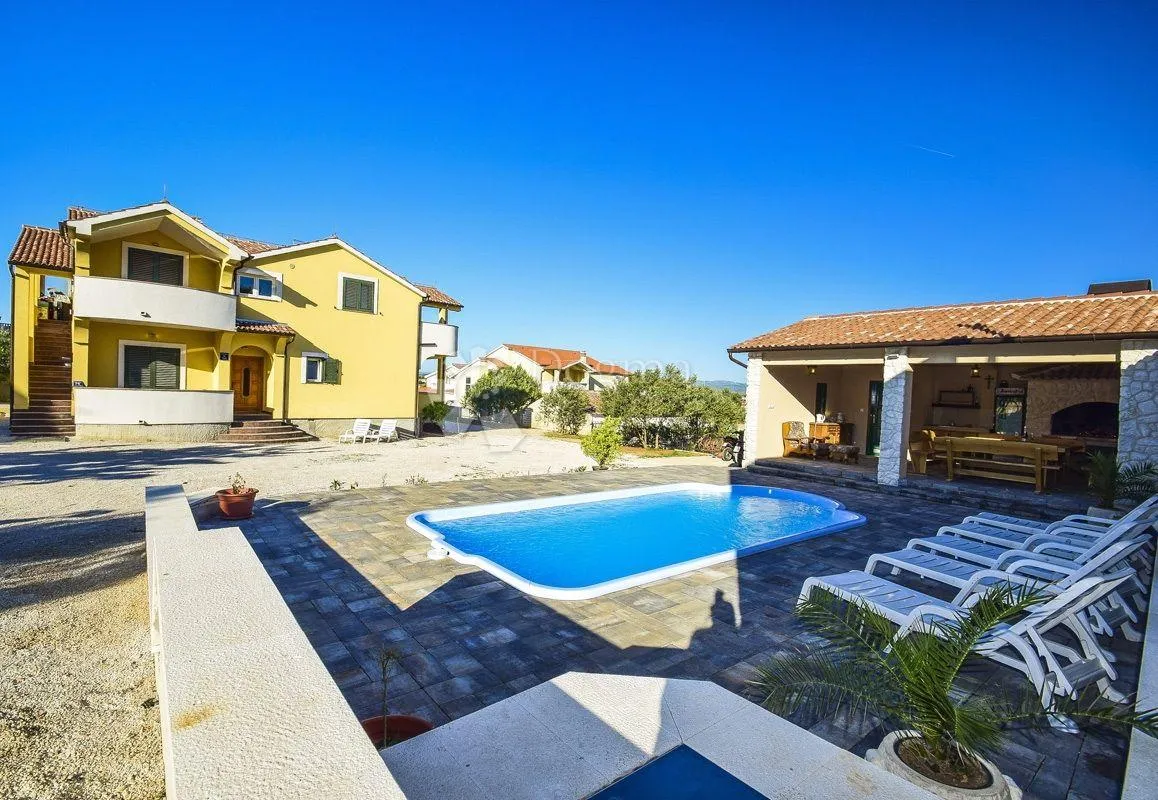 vodice – kuća s tri odvojena stana i terasama s pogledom na more - slika 16