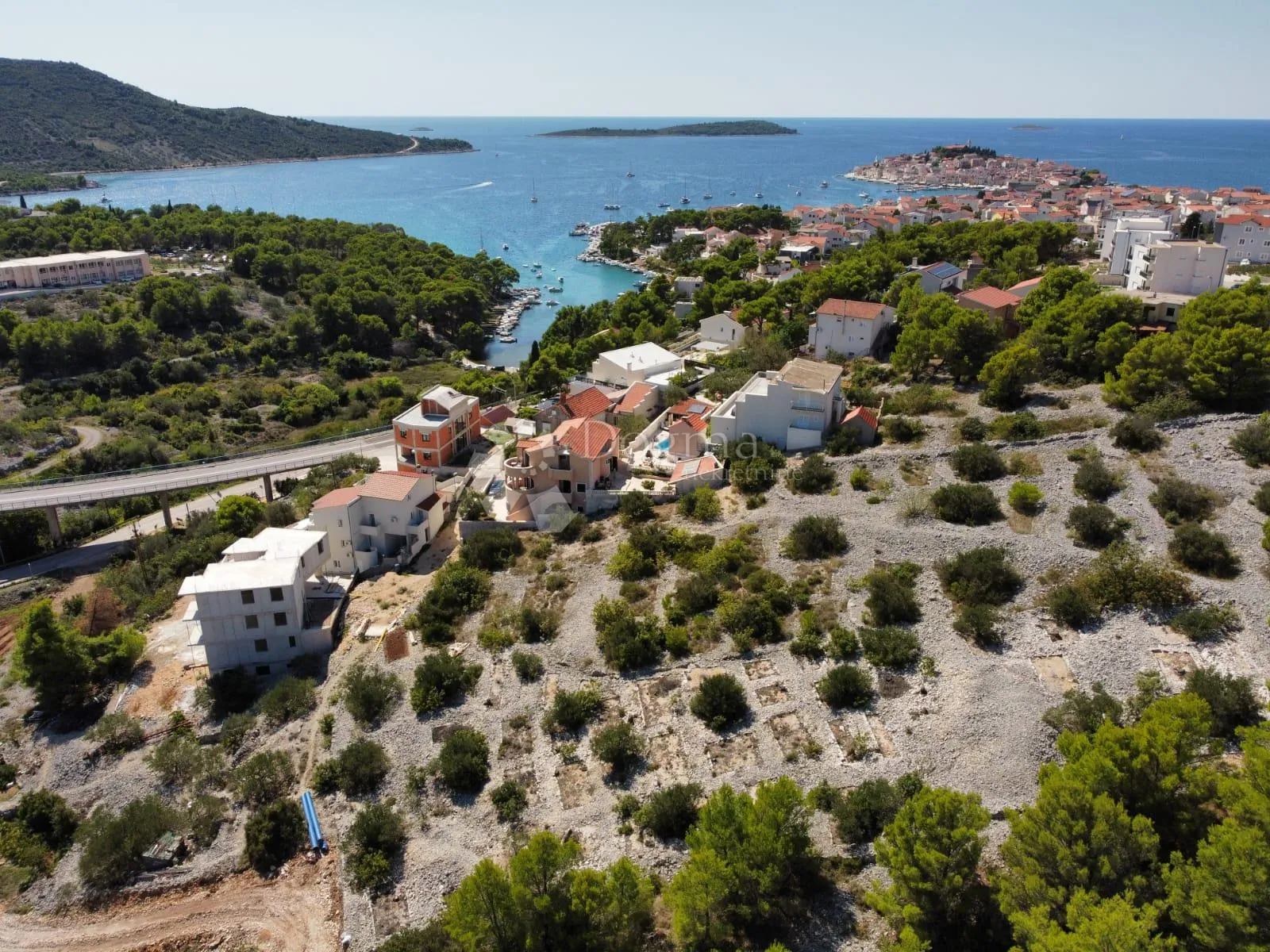 primošten građevinsko zemljište 2200 m2 na odličnoj poziciji - slika 1