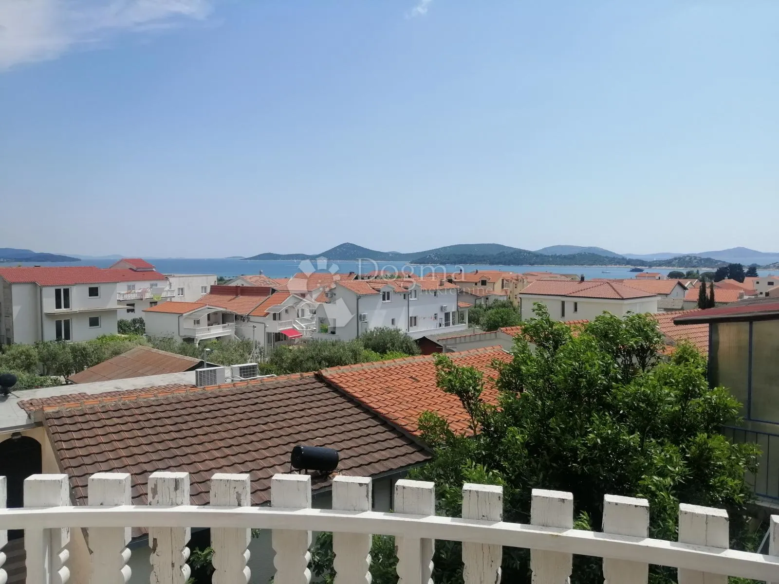 tribunj - kuća s 9 apartmana + građevinska parcela 418 m2 - slika 2