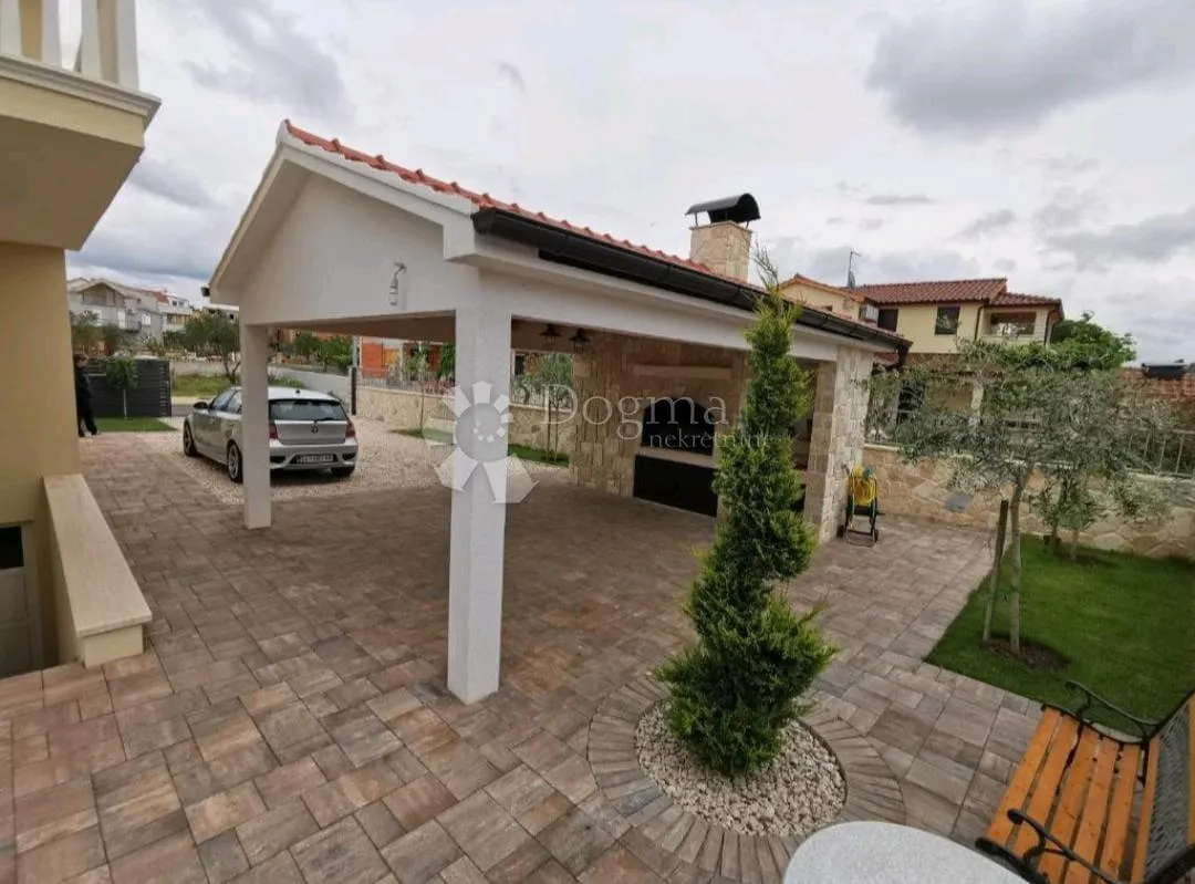 kuća s 3 apartmana u mirnom dijelu vodica! - slika 3