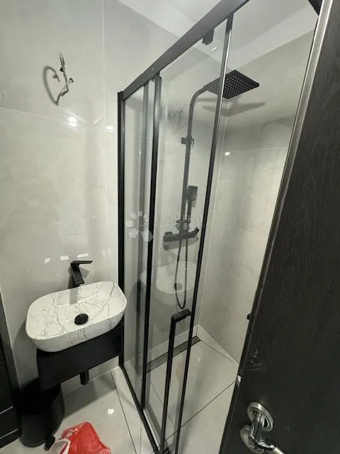elegantno uređen stan na traženoj lokaciji - slika 10
