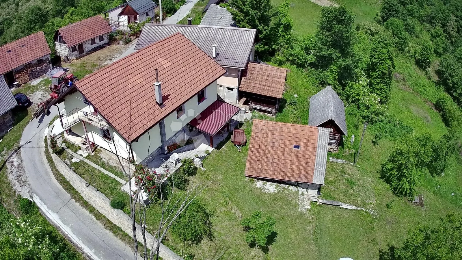 kuća u prirodi s prekrasnim pogledom na ravnu goru i velikom okućnicom - slika 4