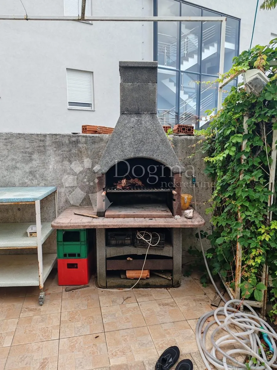 vodice-srima apartman 2.red od mora, privatni vrt+pm - slika 14