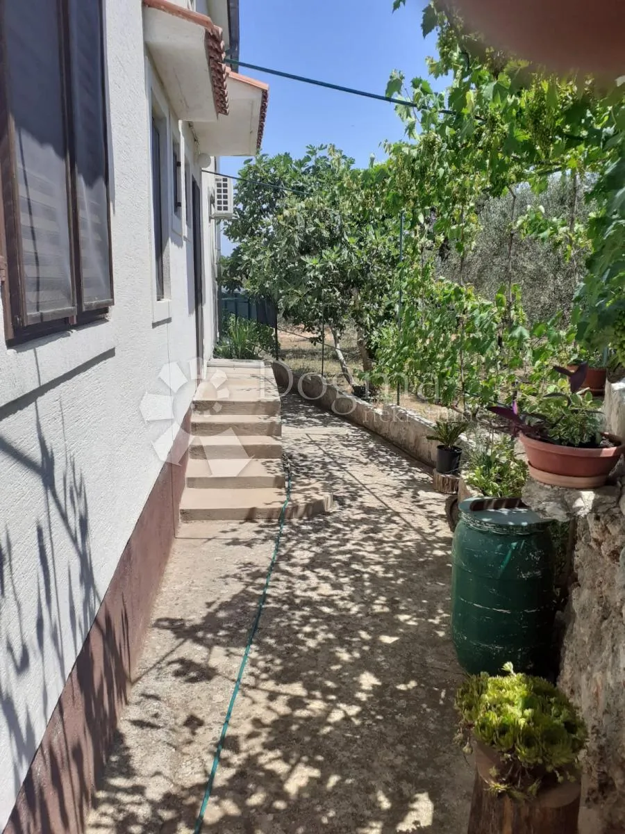 kuća na otoku ugljanu, hitno - slika 2