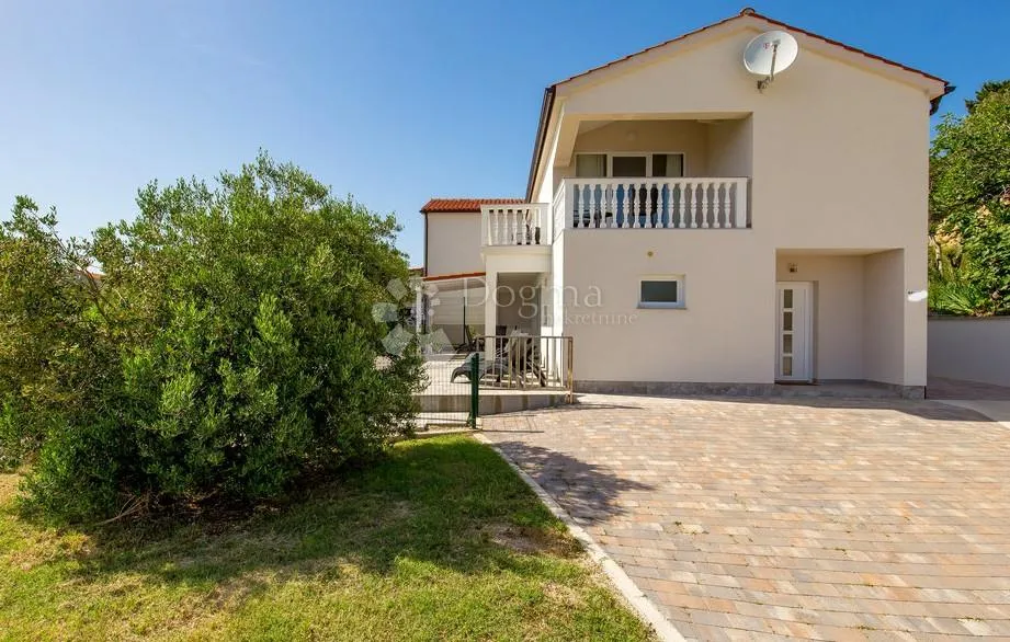 banjol-dvojna mediteranska vila s pogledom na more i bazenima - slika 5