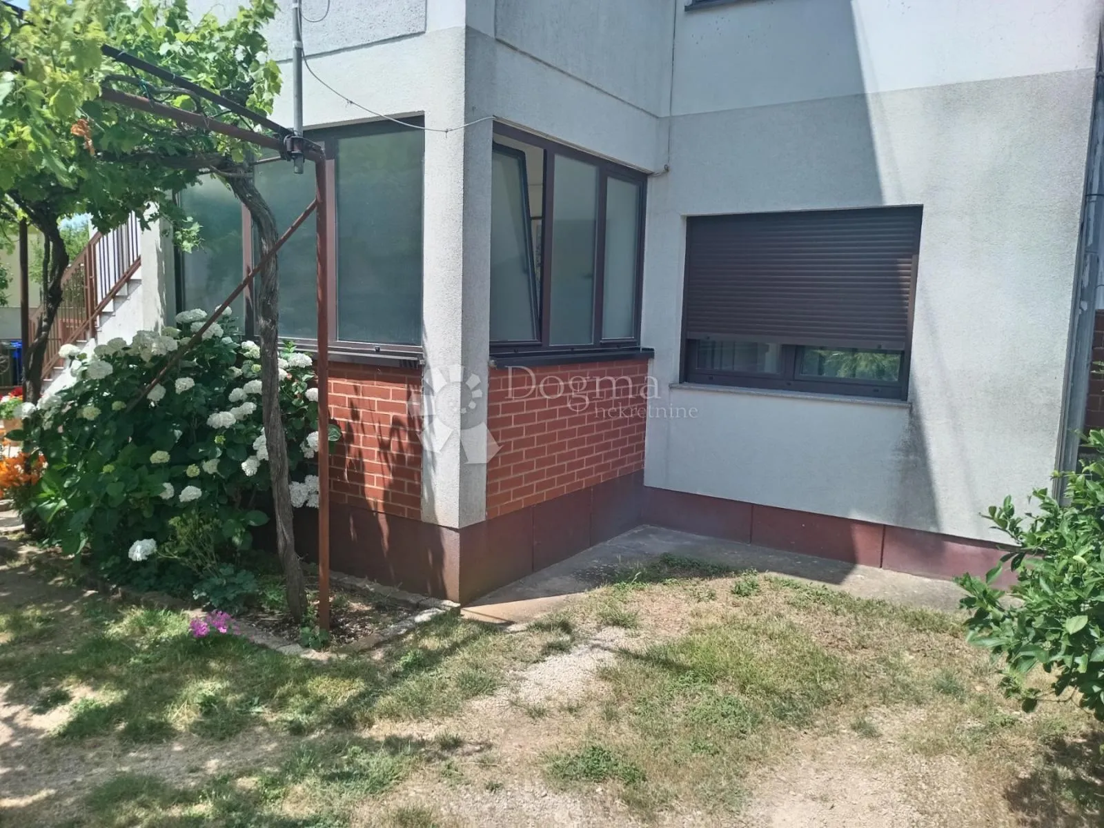 prilika! stan sa okućnicom i parkingom - slika 2