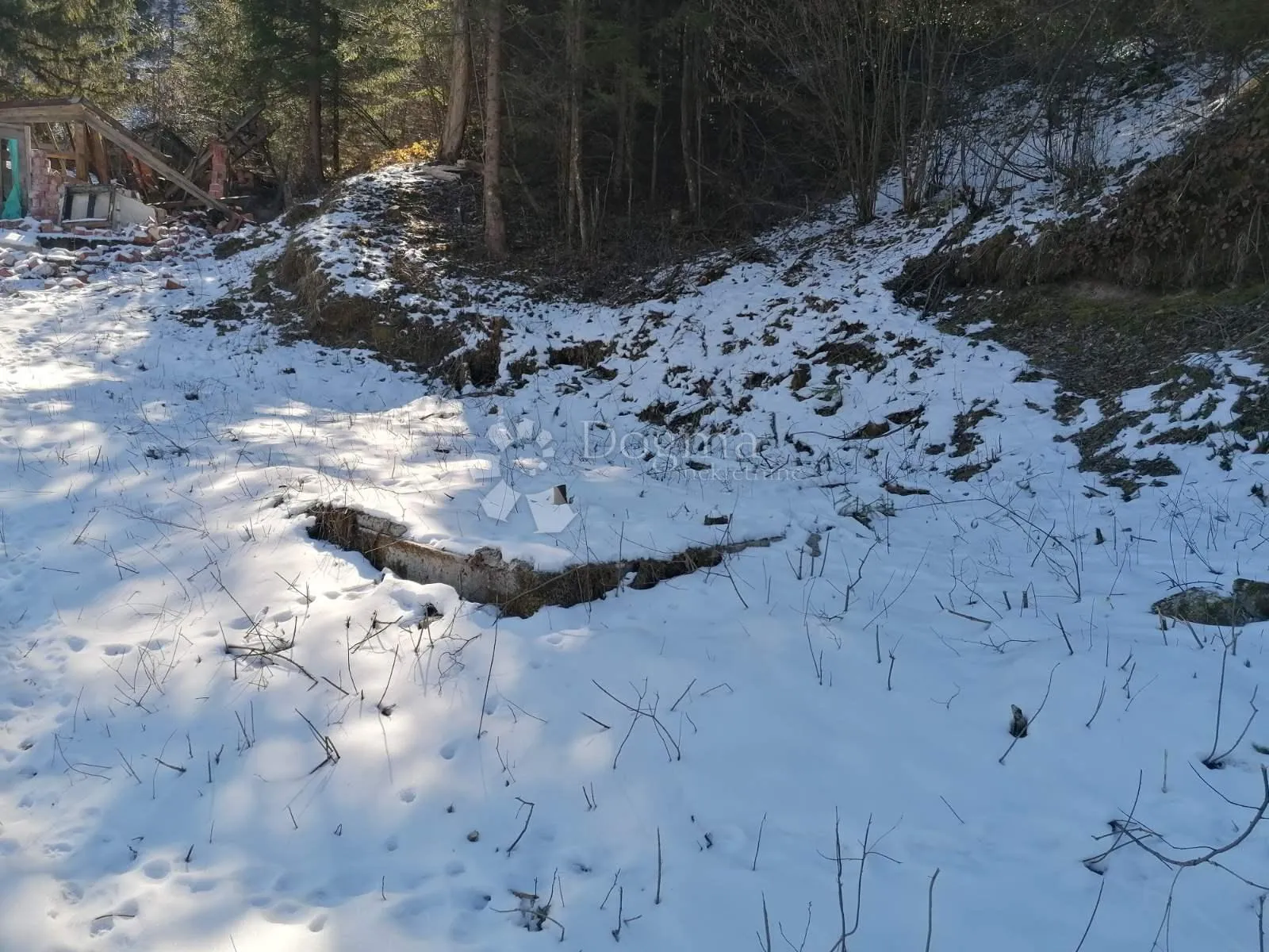 gorski kotar moravice - lijepo osunčano zemljište sa ucrtanom ruševinom - slika 8