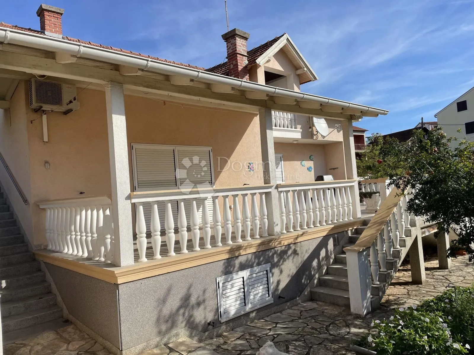 vodice – kuća s 3 stana i dodatnim objektom, 500 m od mora - slika 4