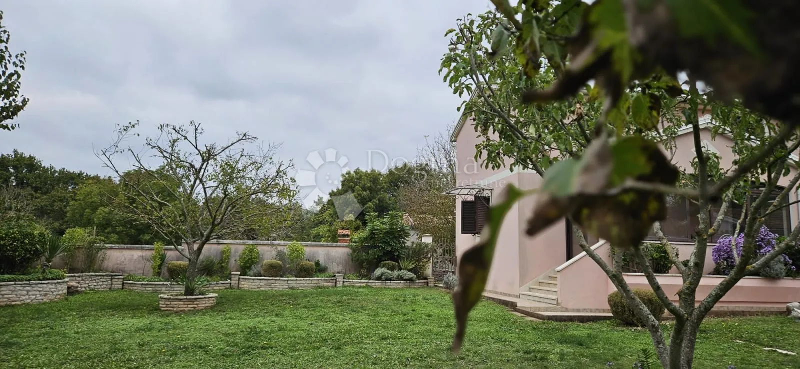 ekskluzivno kuća na osami, okružena šumom - slika 40