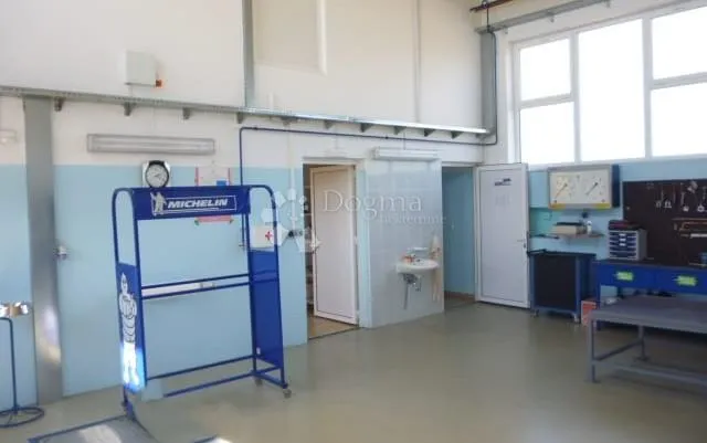 poslovna zgrada u podturnu - slika 5