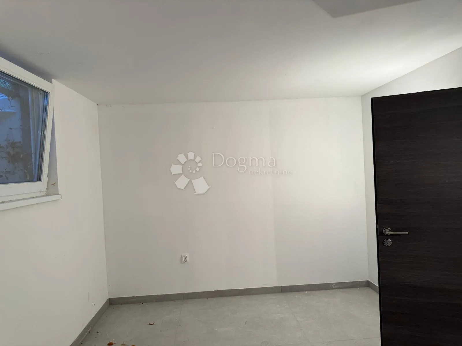 novi trosobni stan sa dvorištem - slika 15