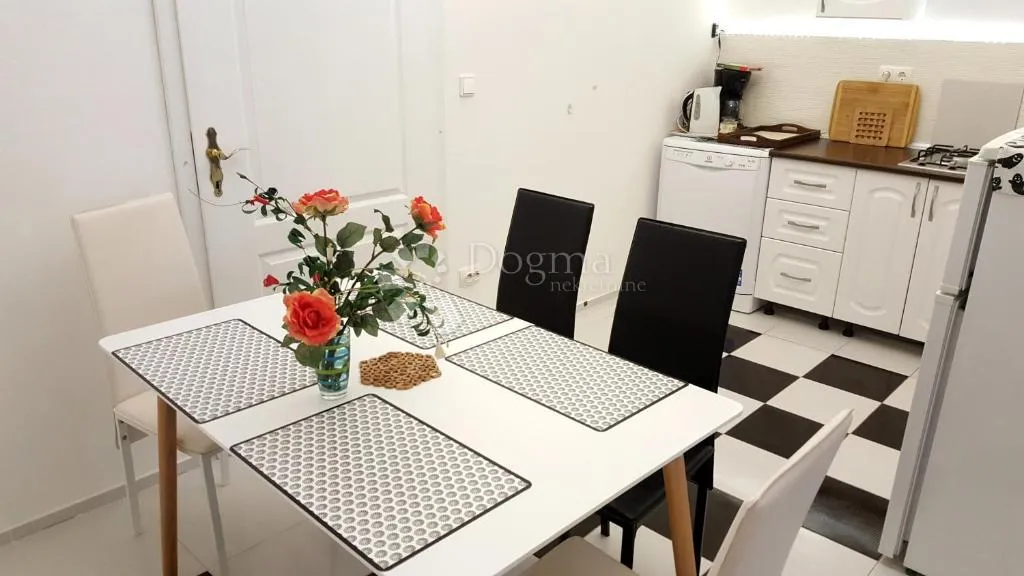 lovetovo -vodice, predivna kuća s 6 apartmana, prvi red do mora - slika 4