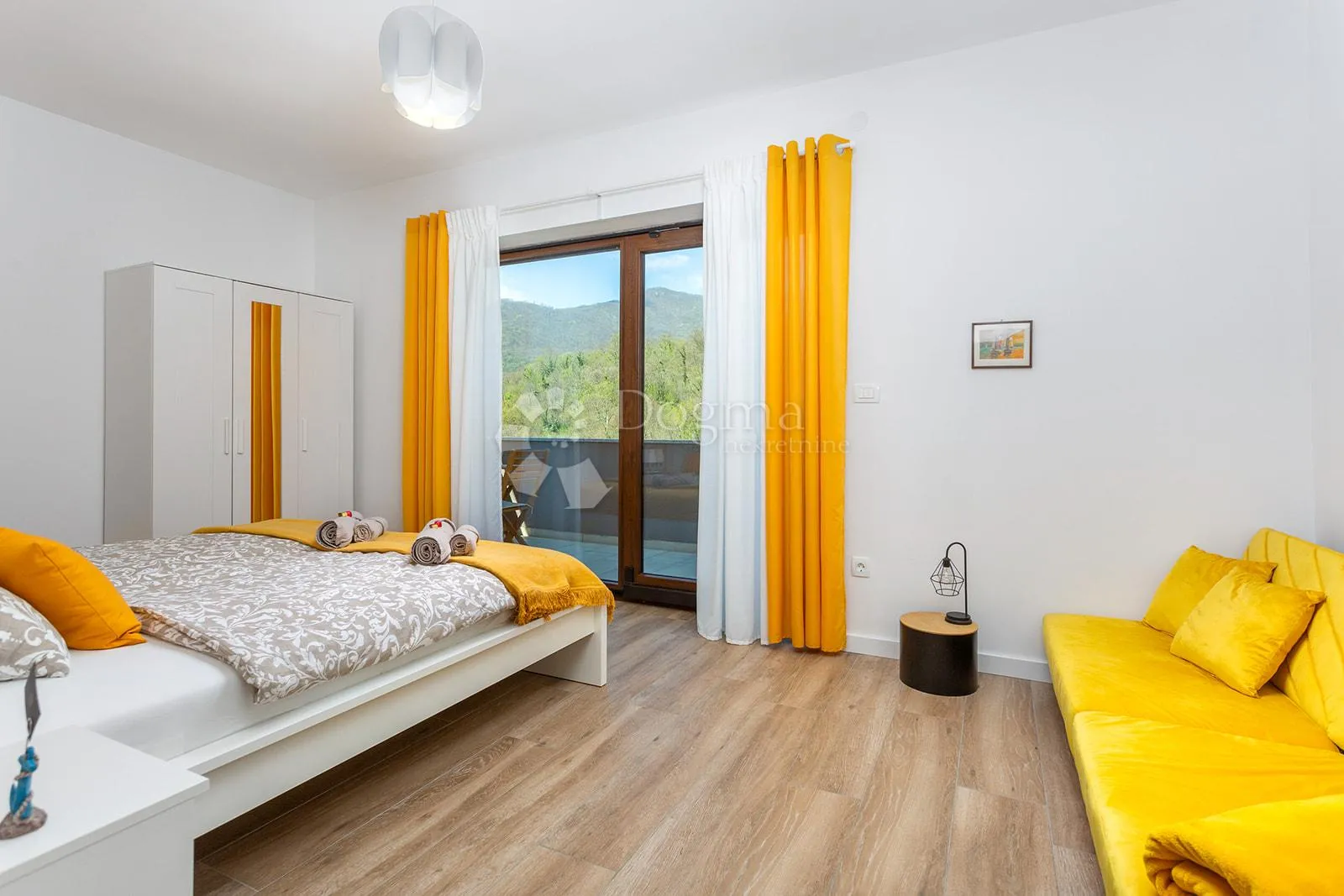 charming stone house with a pool - slika 23