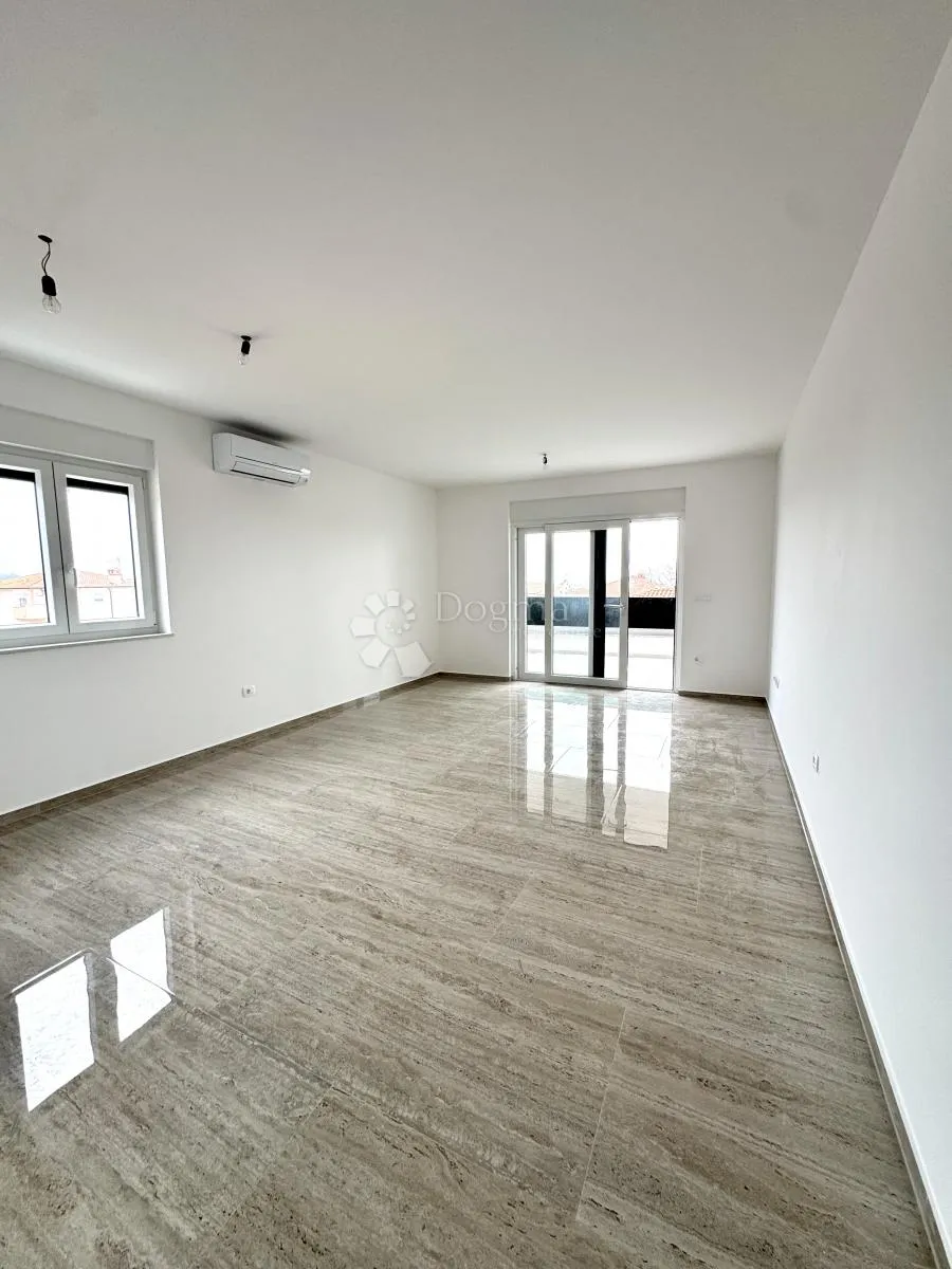 novigrad – moderni stan 78 m², 2 spavaće sobe, terasa, parking, blizina plaže - slika 3
