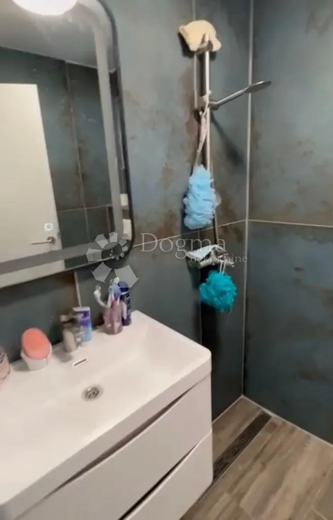 tisno kuća u prvom redu do mora odlična prilika - slika 38