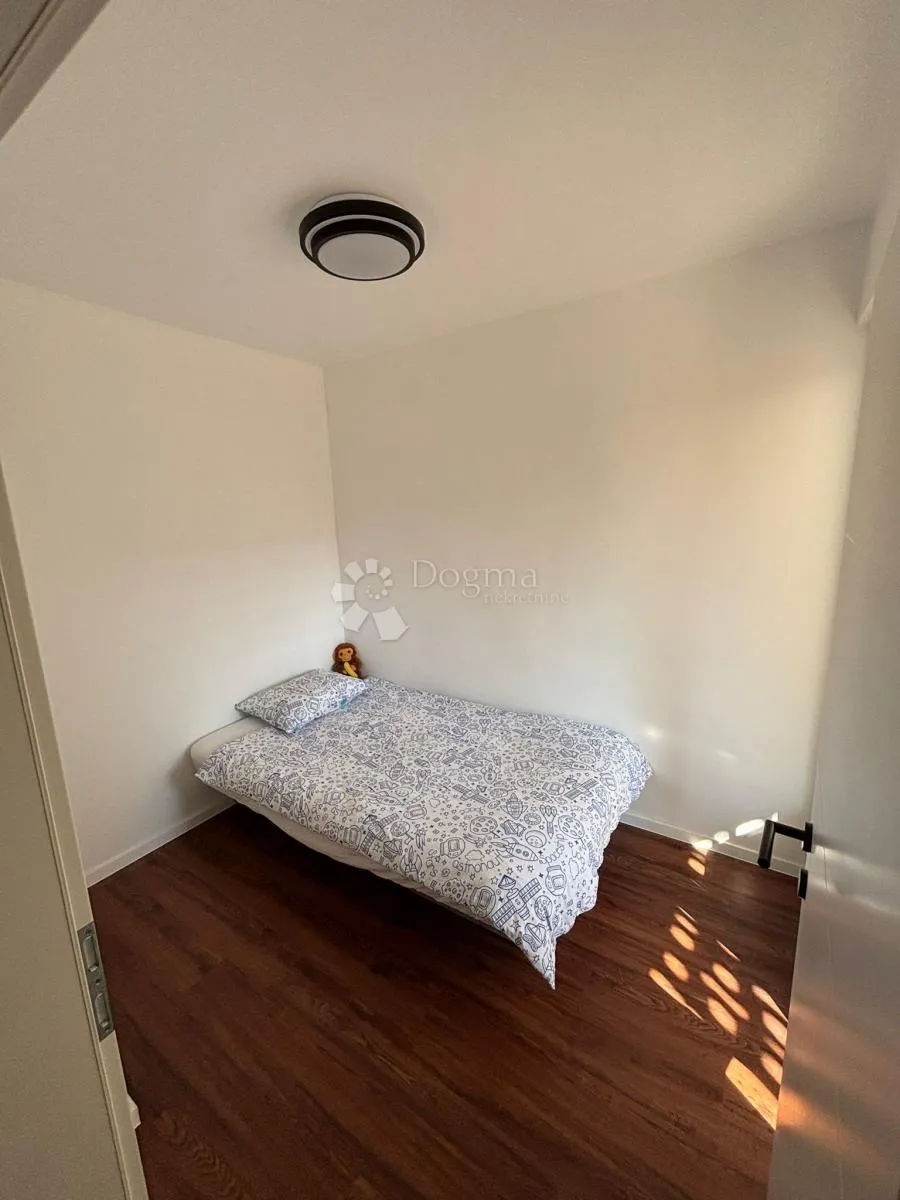 novouređen trosoban stan sa balkonom i parkirnim mjestom - slika 13
