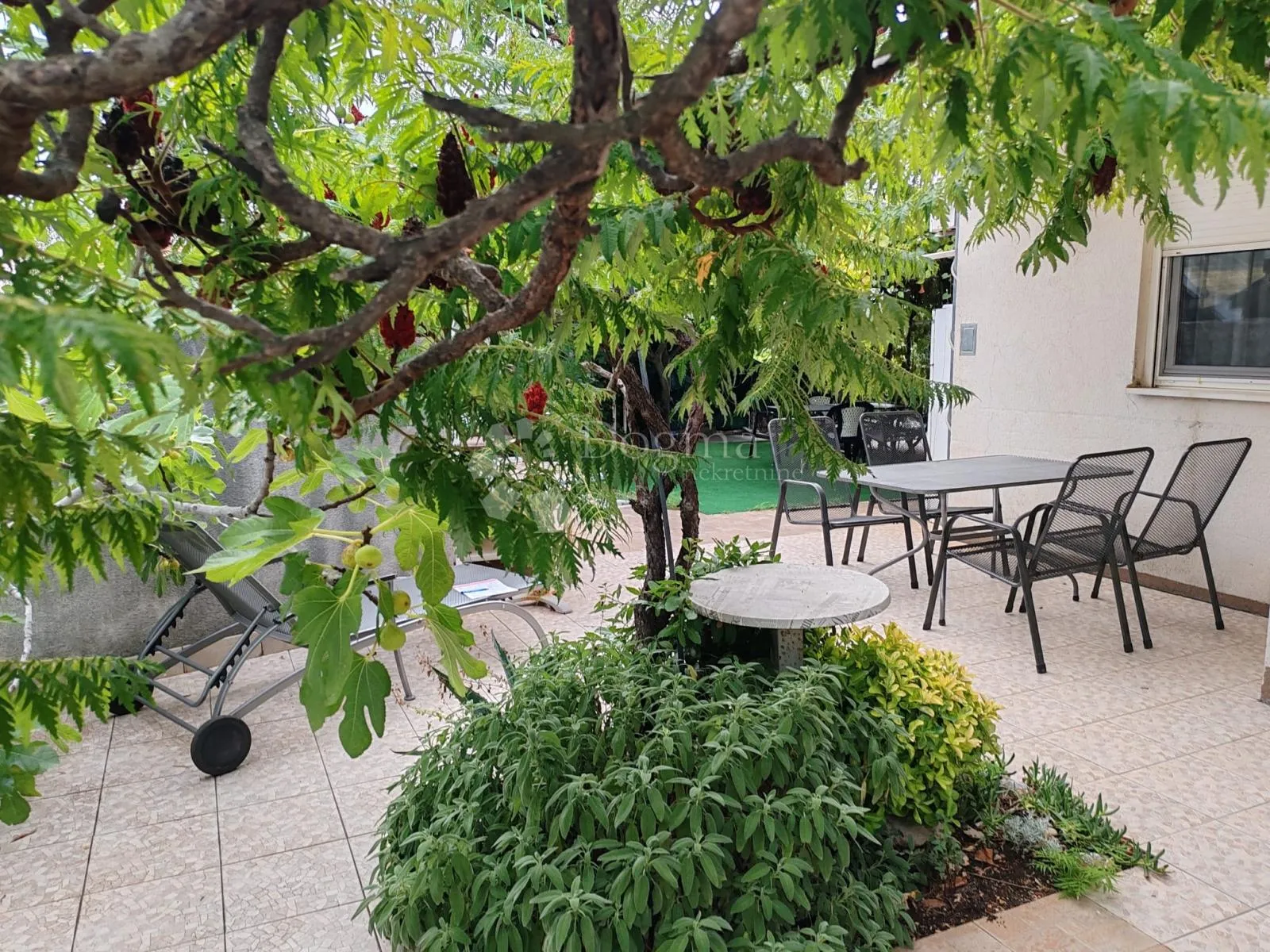 vodice-srima apartman 2.red od mora, privatni vrt+pm - slika 3