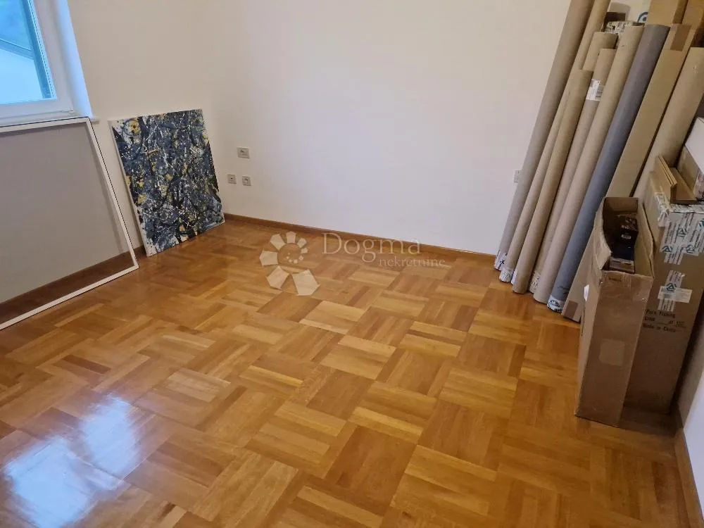 odličan stan sa garažom - slika 2