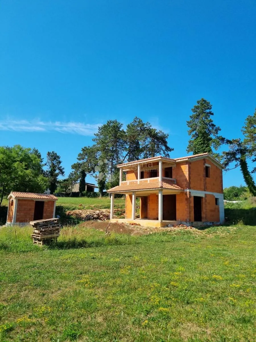 roh bau kuća s bazenom, 150 m², parcela 911 m² - slika 1