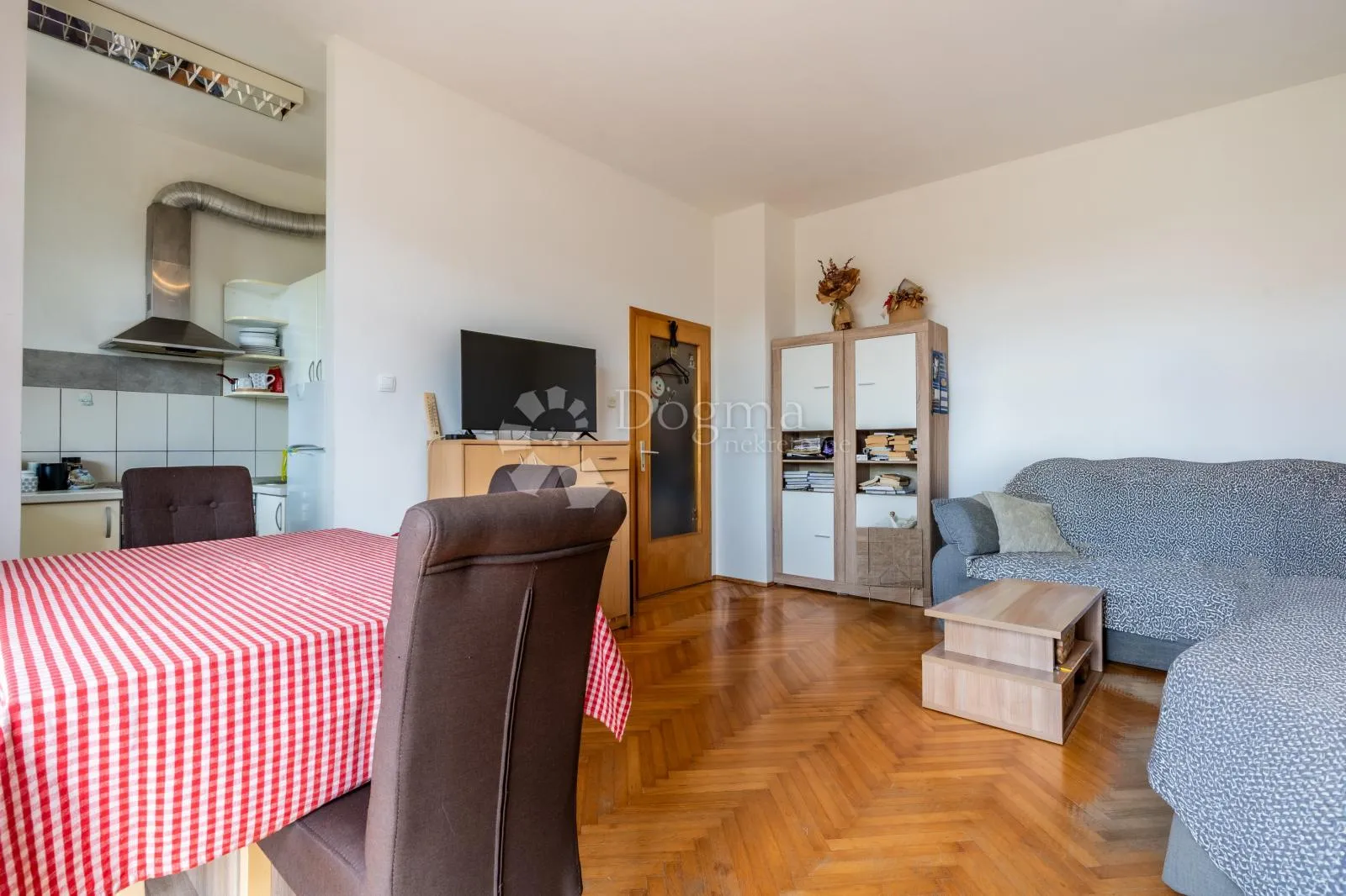 grad krk – elegantan apartman s privatnim vrtom, dvije terase i parkirnim mjestom - slika 2