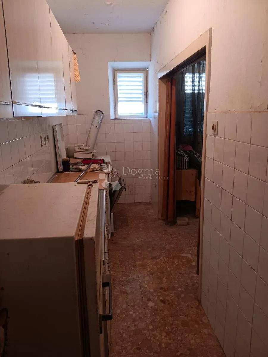 kuća za adaptaciju kaštel lukšić - slika 30