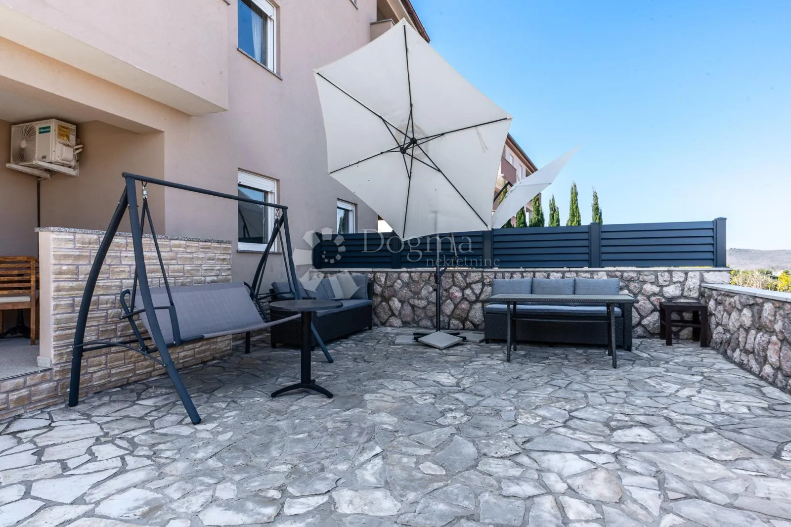 klimno, apartman s bazenom na samo 250m od mora - slika 6