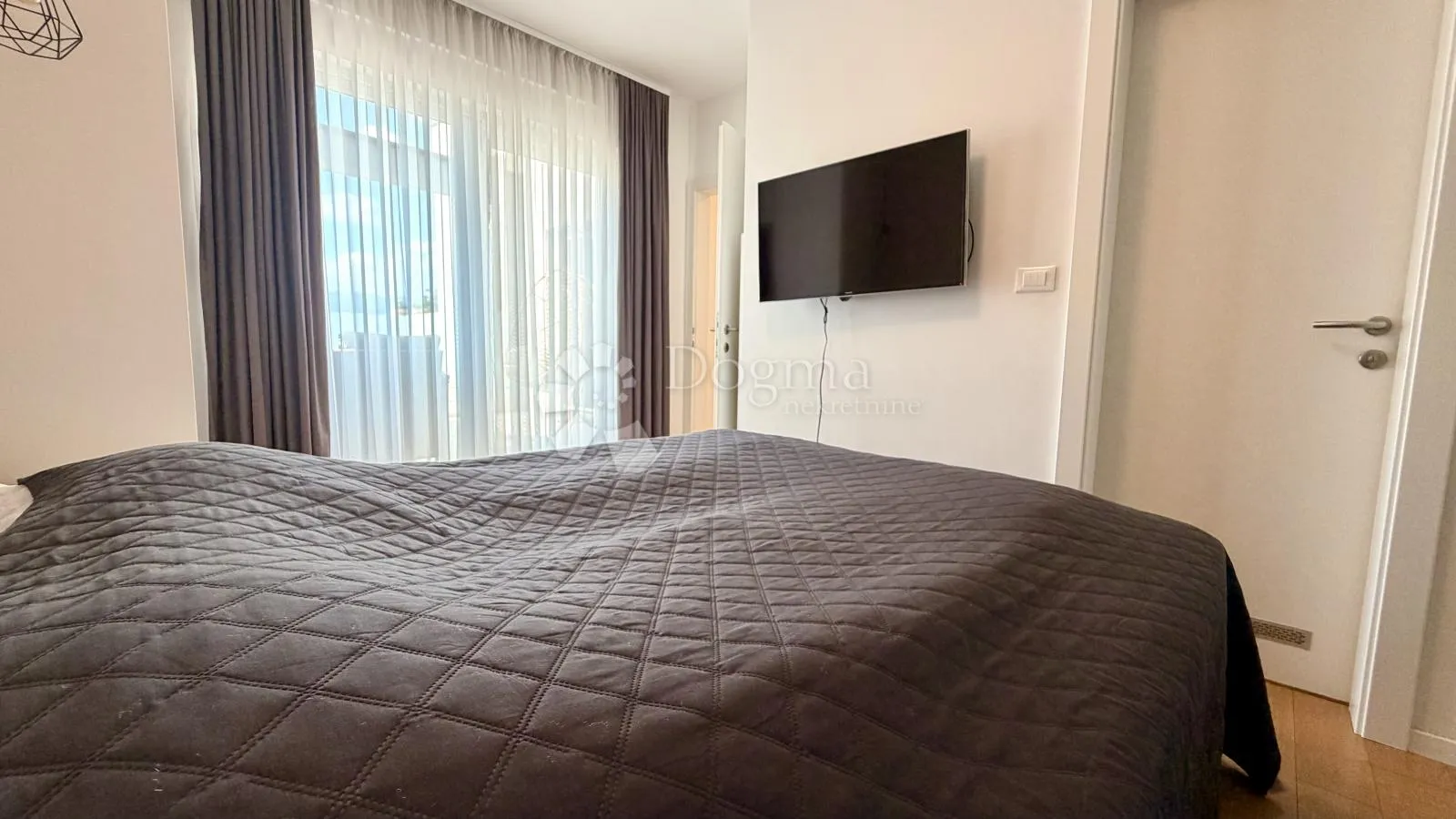 svijetao 4soban penthouse s terasama i parkingom - slika 17