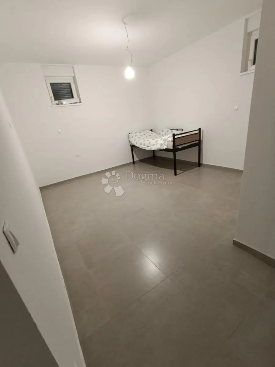 prostrani apartman u mandrama - slika 3