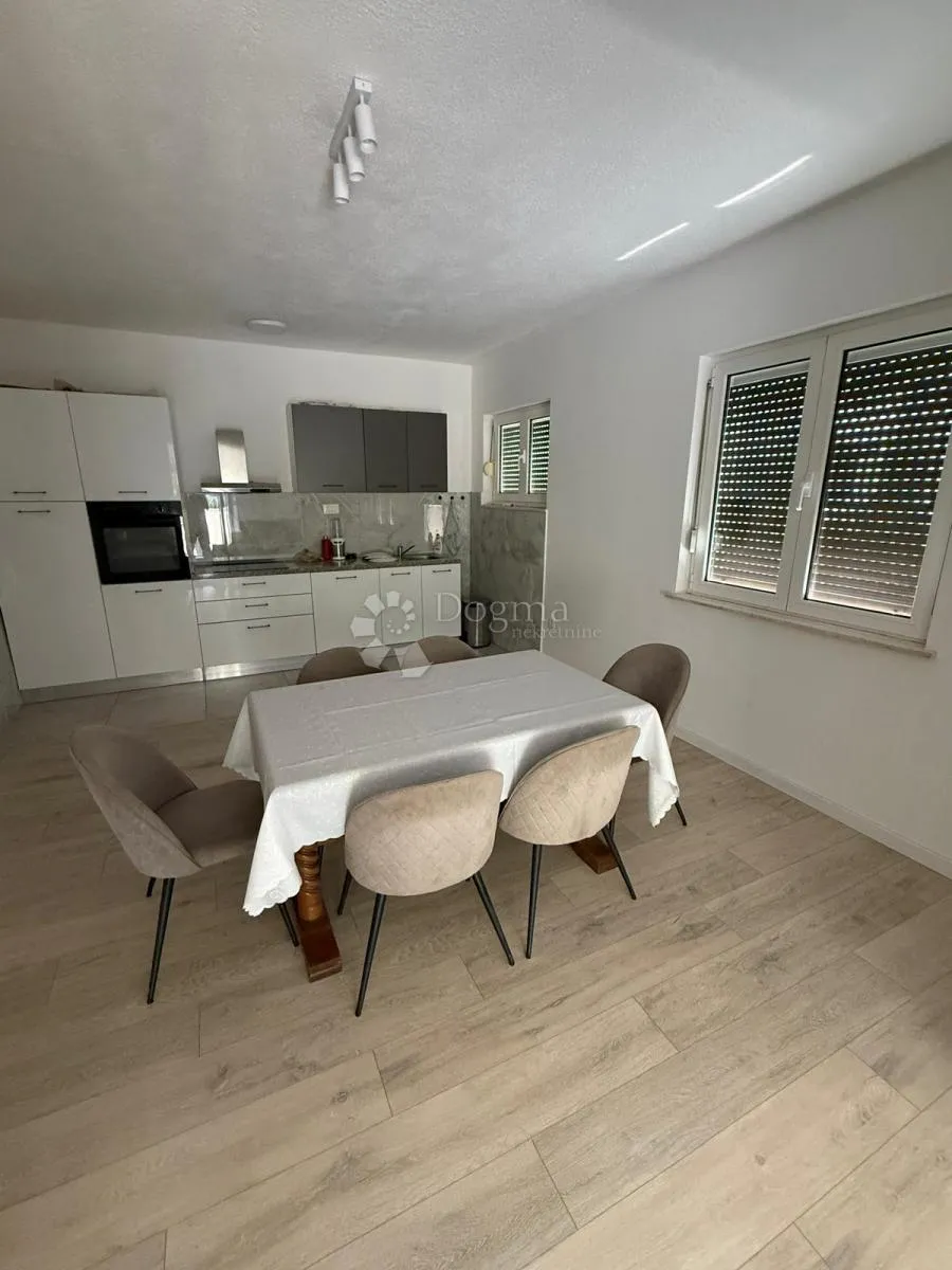 stan u stambenoj zgradi s okućnicom – sinj (115 m² + 361 m² dvorišta)) - slika 2