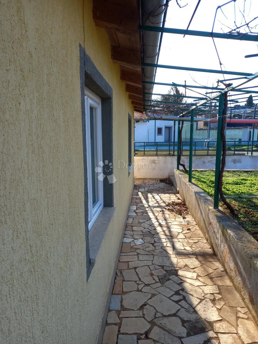 mir i prostor u predgrađu rovinja – dvije kuće s bazenom - slika 11