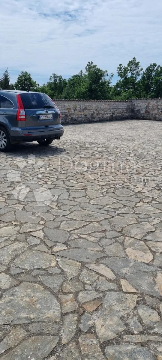 uhodani posao vila sa restoranom 2 km od mora - slika 32