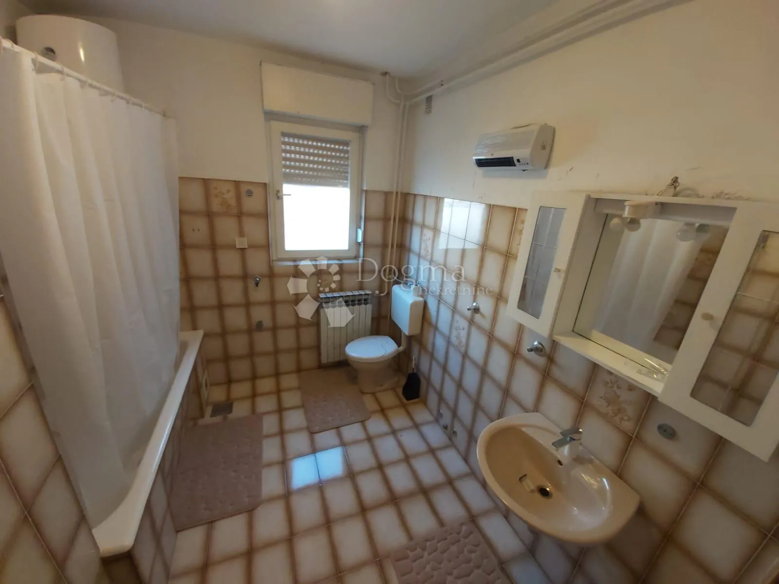 kuća s dva stana i 8300 m² građevinskog zemljišta - slika 14