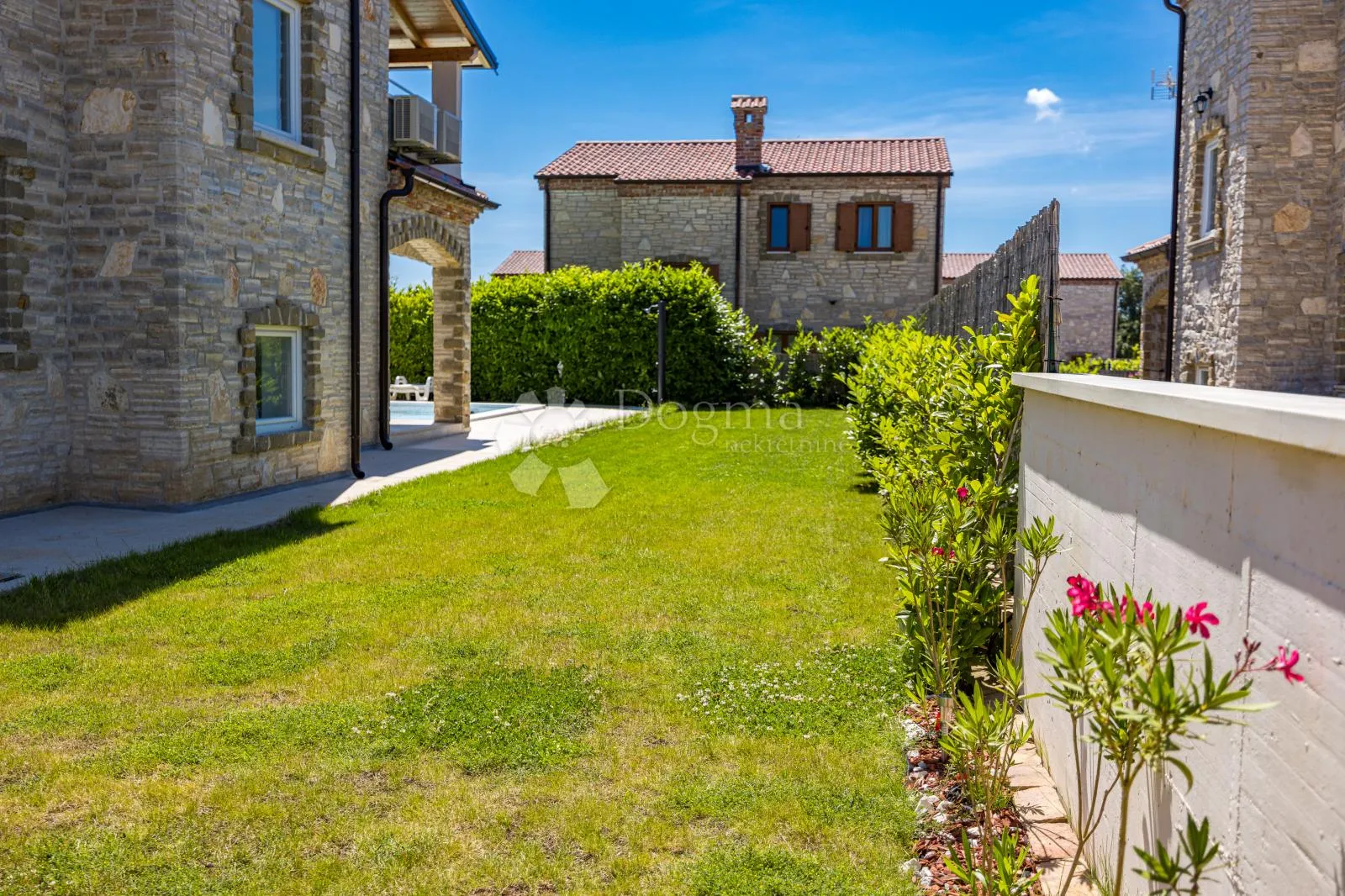 poslovno-stambena kamena villa - svetvinčenat - slika 27