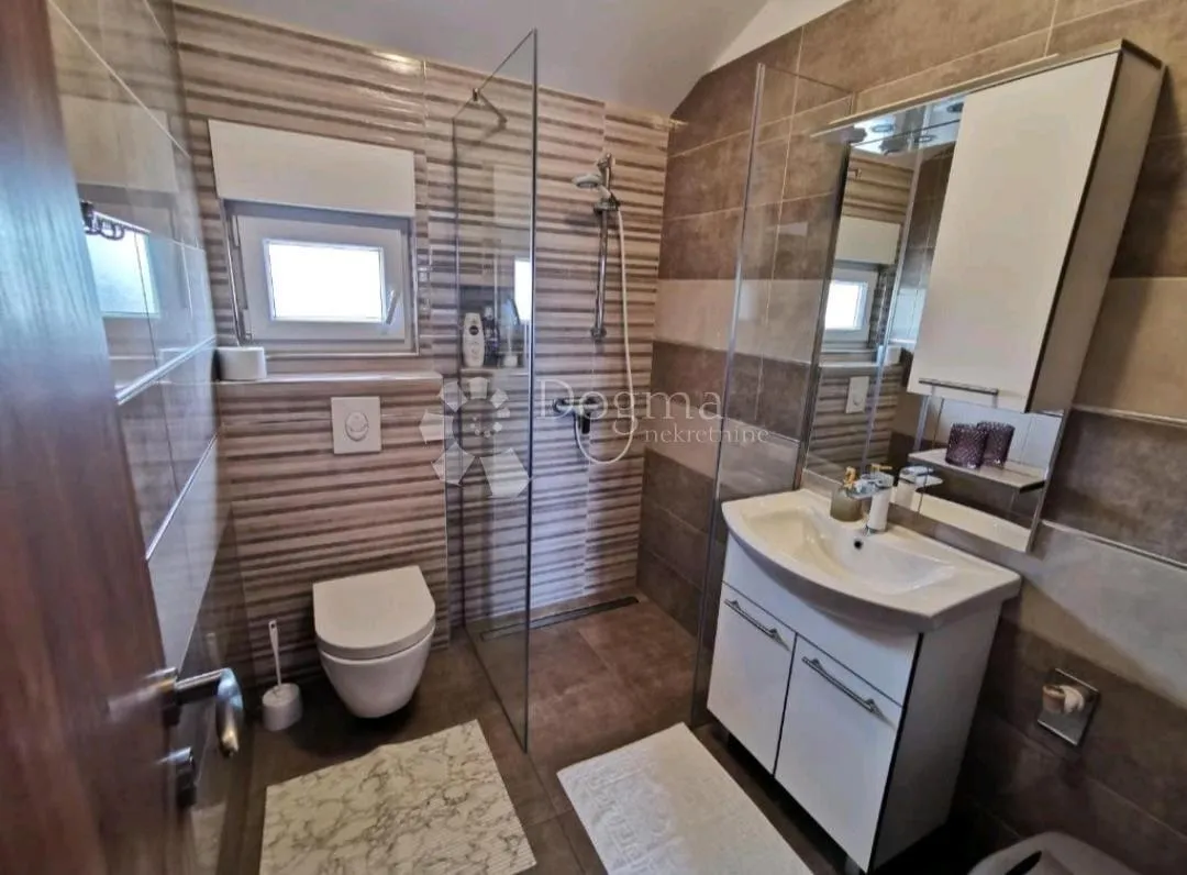 kuća s 3 apartmana u mirnom dijelu vodica! - slika 8