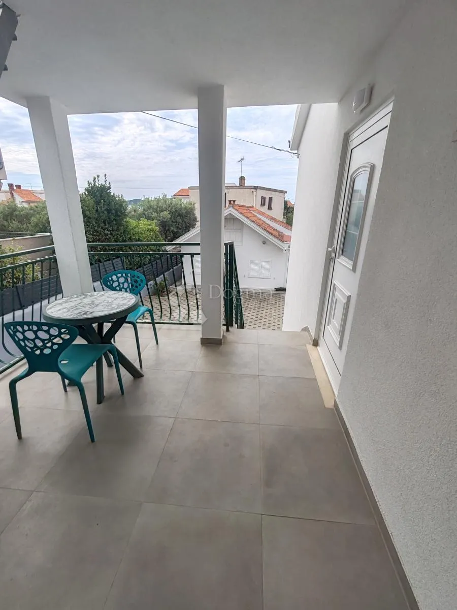 vodice - stan na prvom katu s pogledom na more - 150 metara od plaže - slika 6