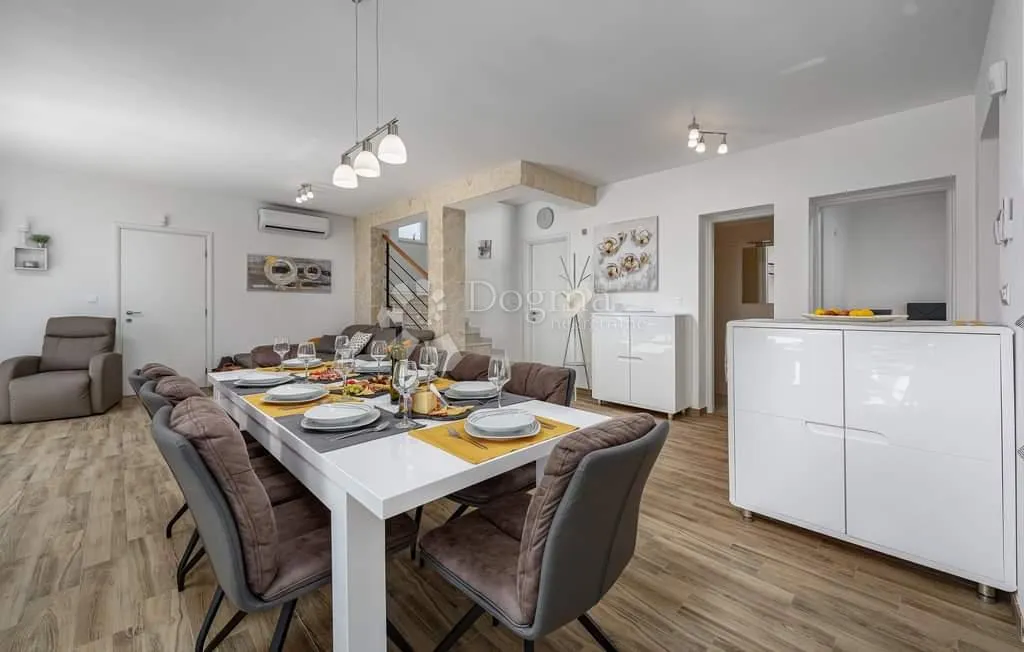 lijepa katnica sa grijanim bazenom - slika 9