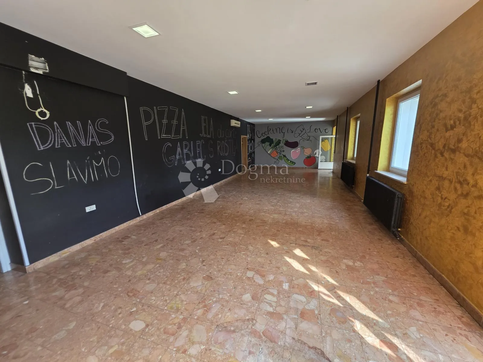 najam restorana 356m² – krušna peć, pečenjara, terasa, veliki parking - slika 2