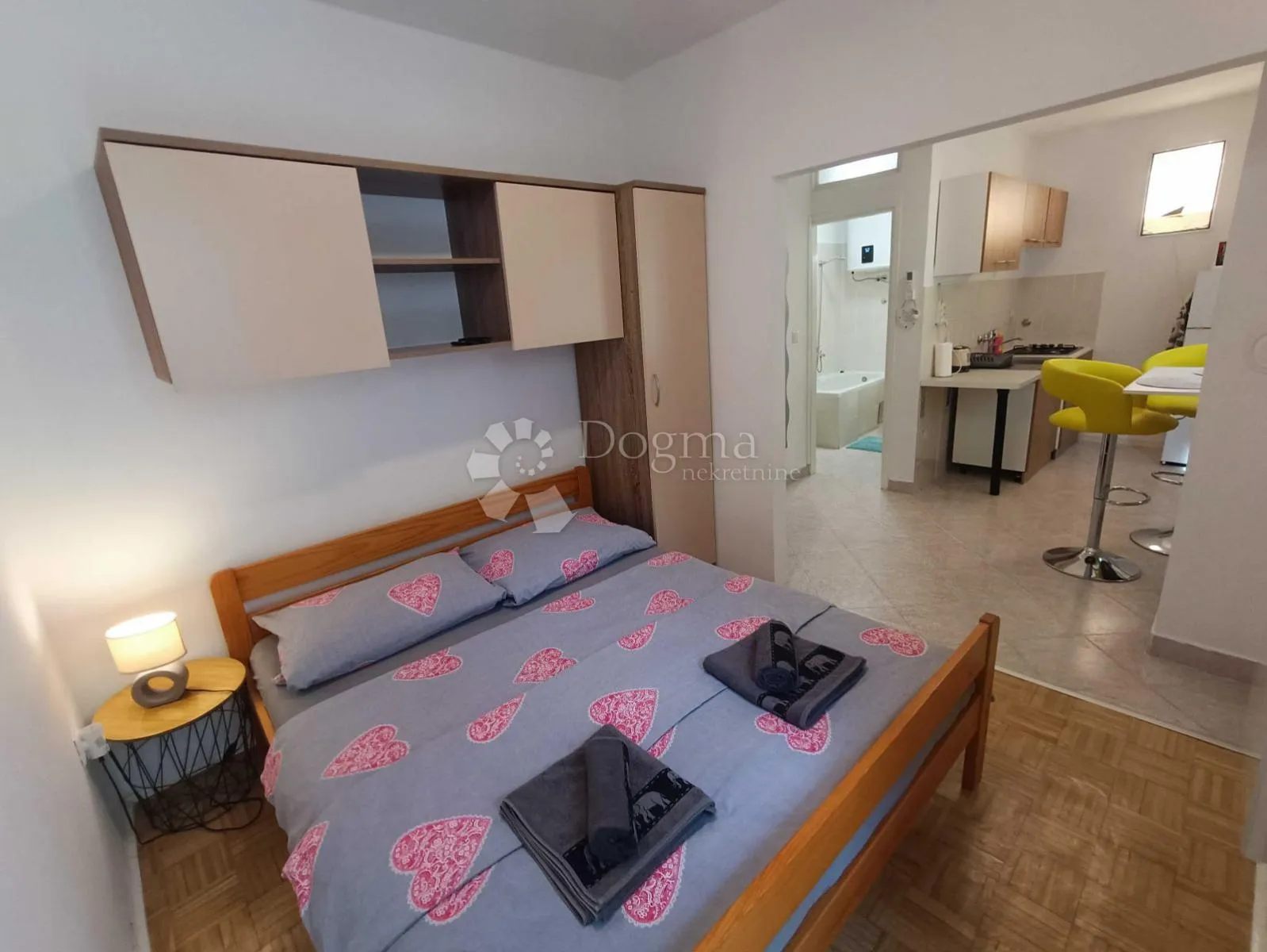 otok pag kuća sa 4 apartmana - slika 5