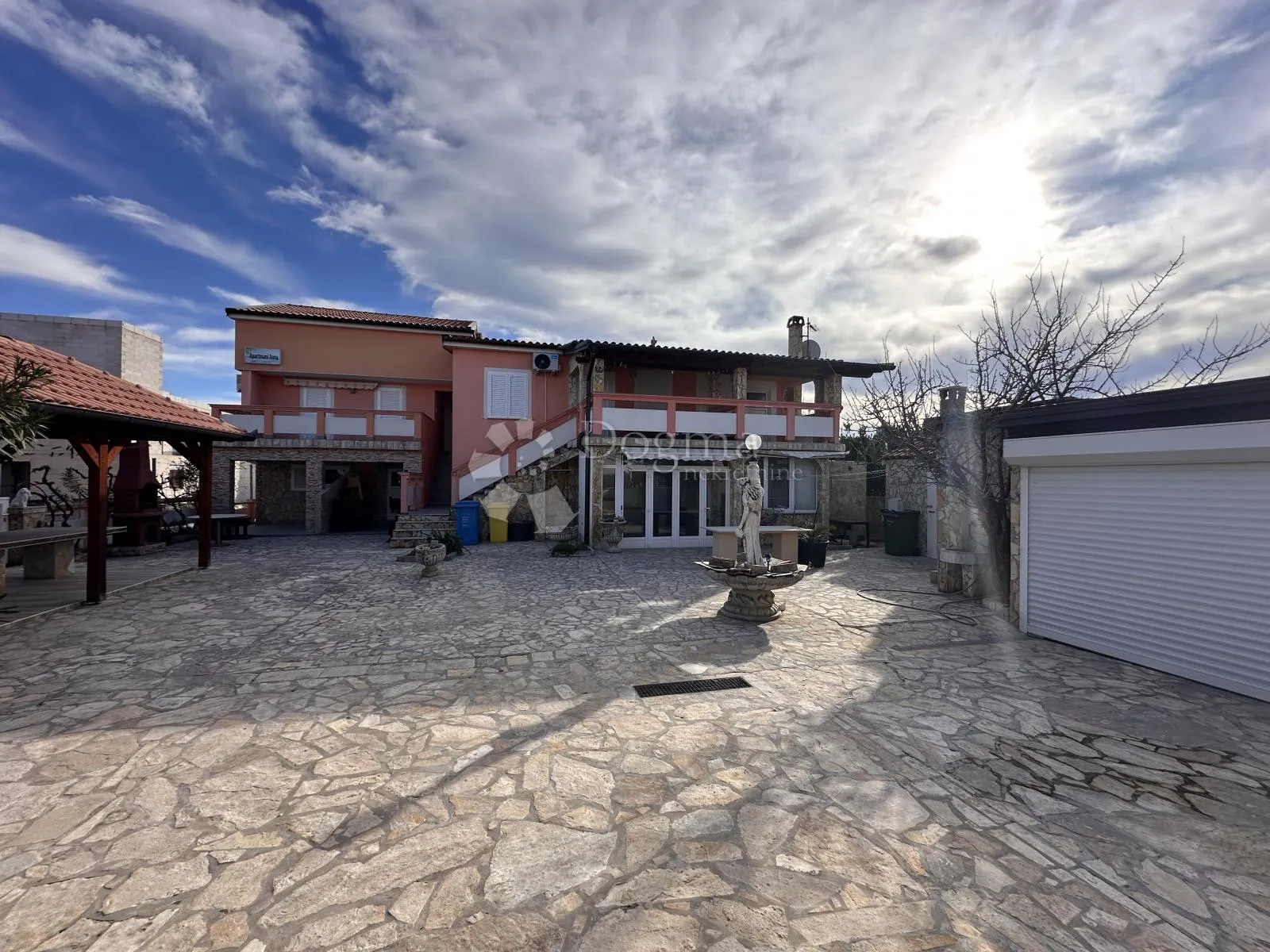vir kuća sa 8 apartmana uhodana u posao sa turizmom - slika 2