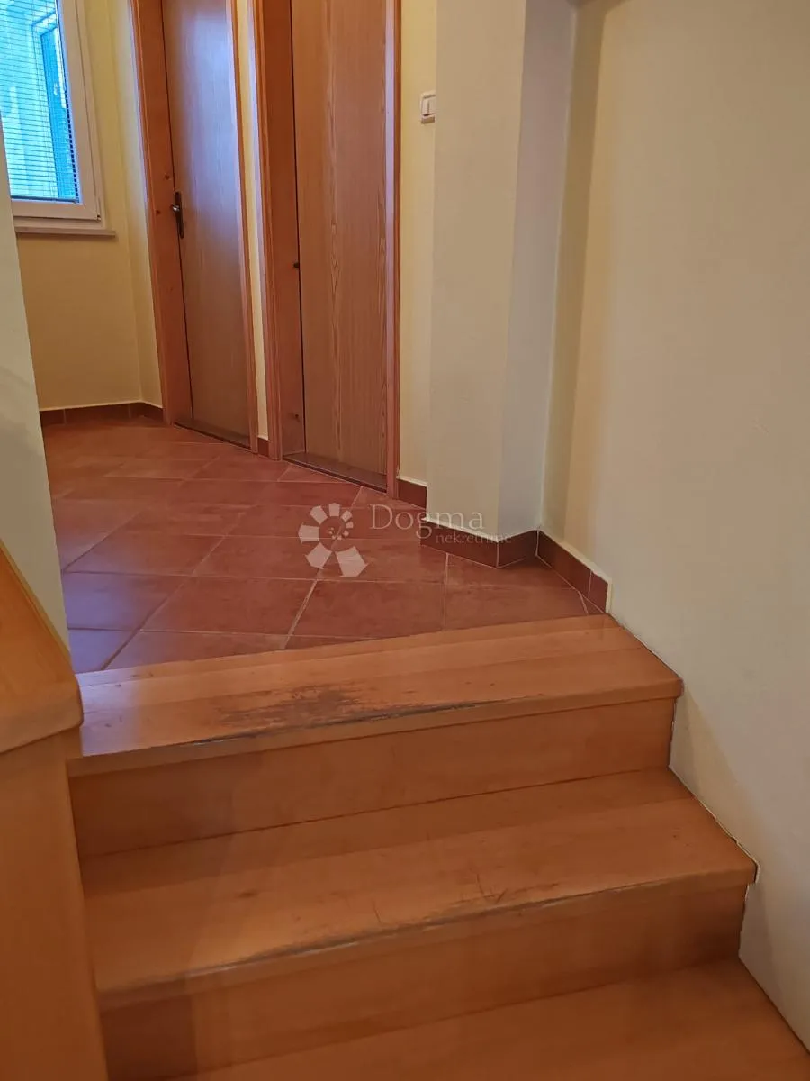 vodice - kuća u centru blizu mora - dva stana - poslovni prostor - slika 9