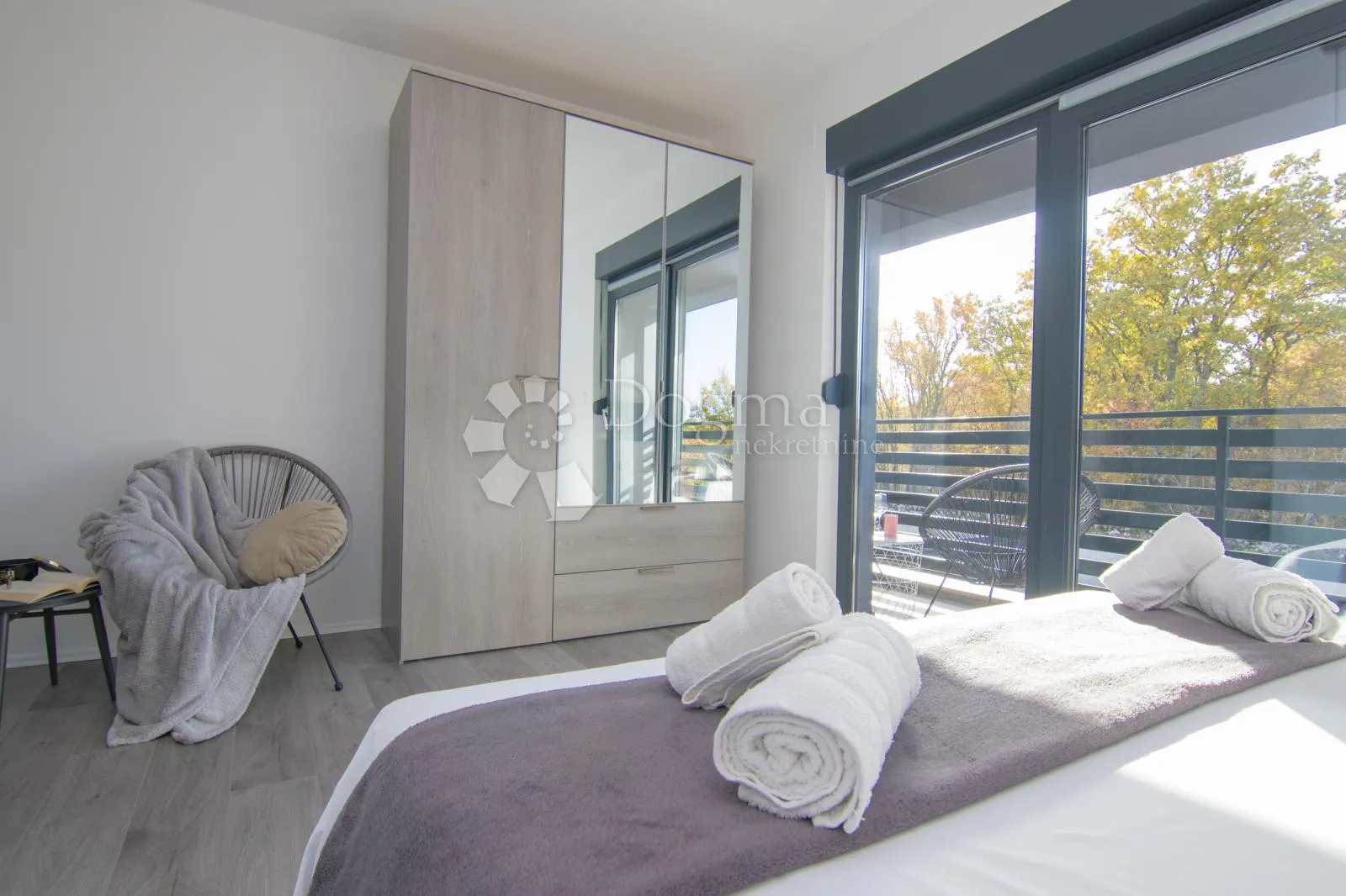 luksuzna moderna villa na mirnoj lokaciji - slika 10
