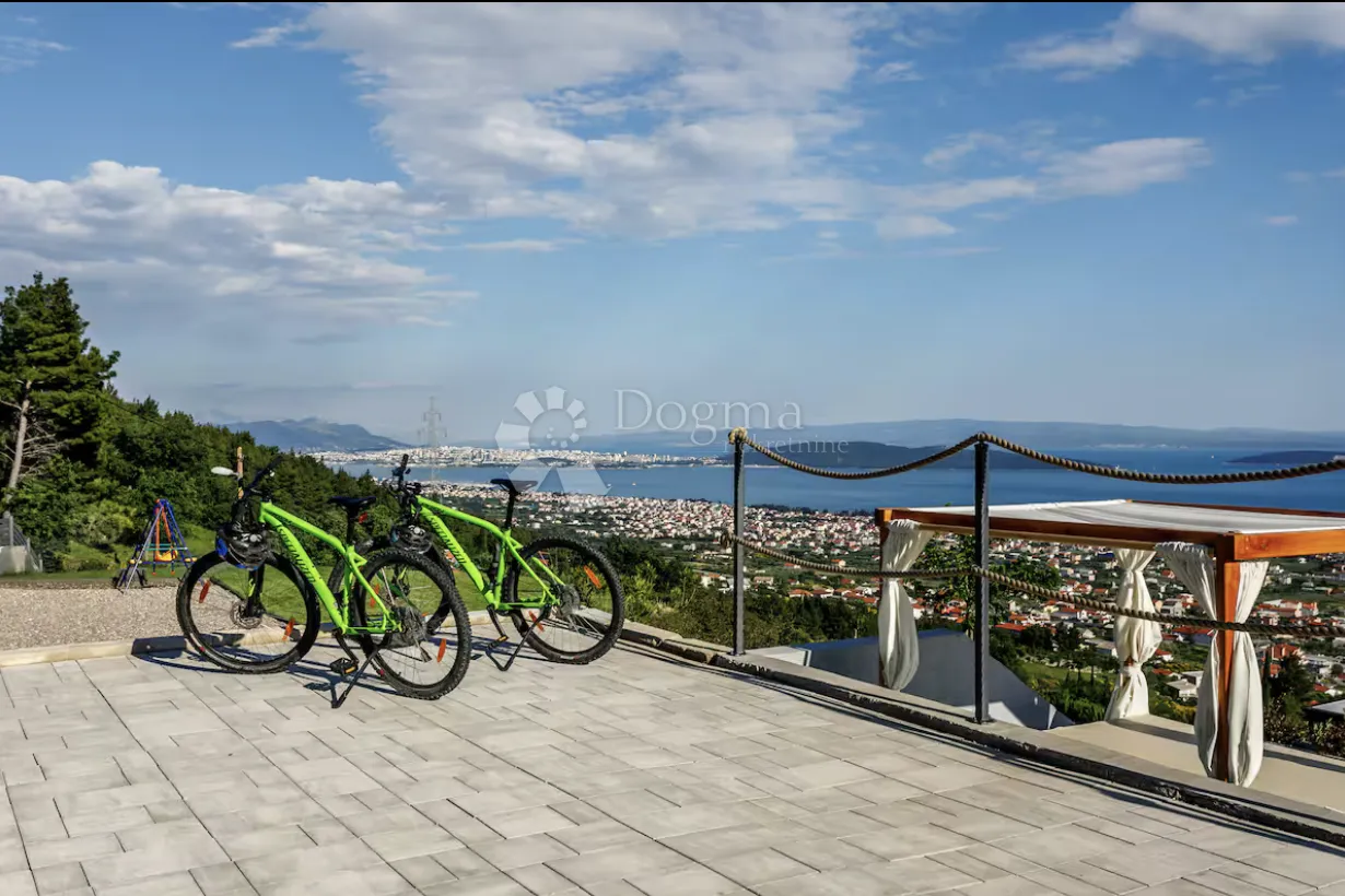 luksuzna vila s panoramskim pogledom i potpunom privatnošću u kaštelima - slika 11