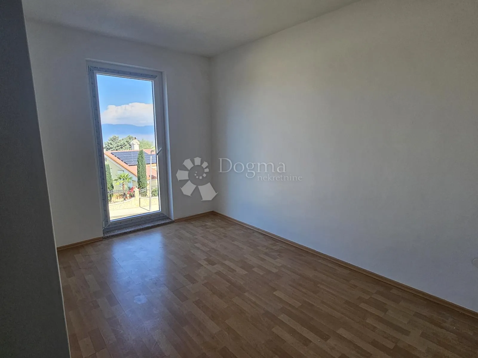 novo u ponudi! apartman njivice! - slika 10