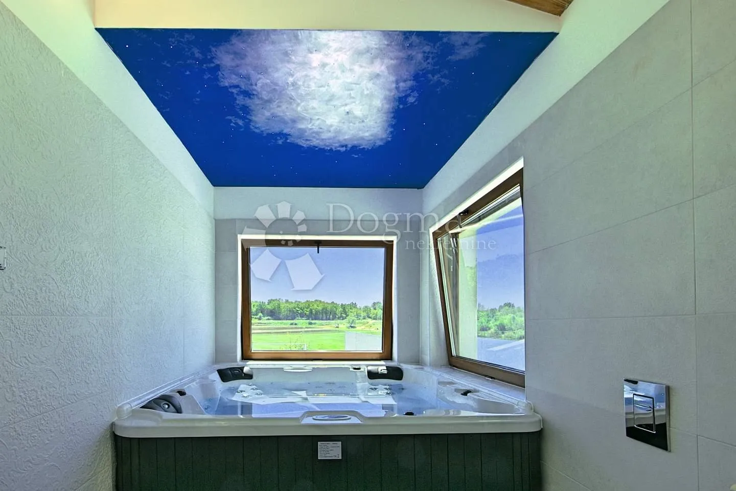 villa na rubu sela nedaleko mora - slika 12
