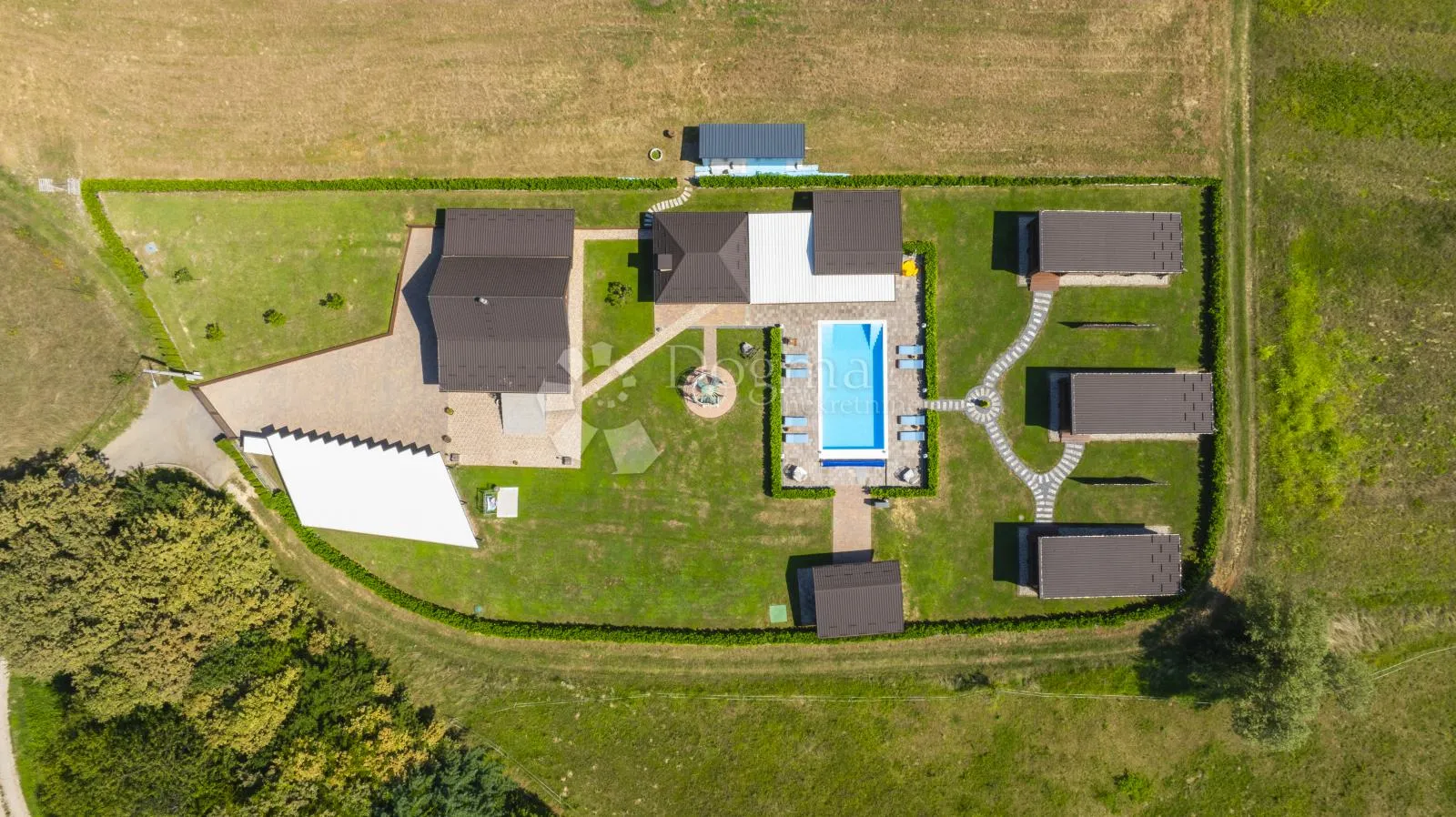ekskluzivno imanje s kućom, tri bungalova, saunom i bazenom - slika 13