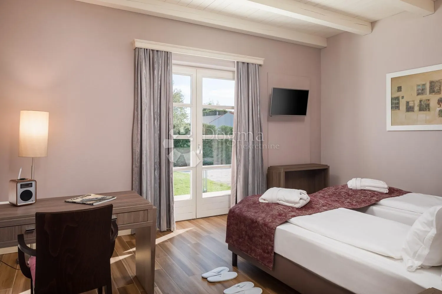 villa koja odiše elgancijom, sa bazenom i pomoćnim objektom - slika 16