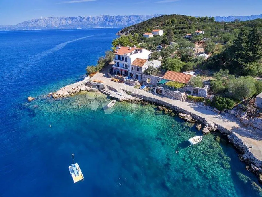 hvar- građevinsko zemljište 1. red do mora, uvala pokrivenik, 850 m² - slika 2