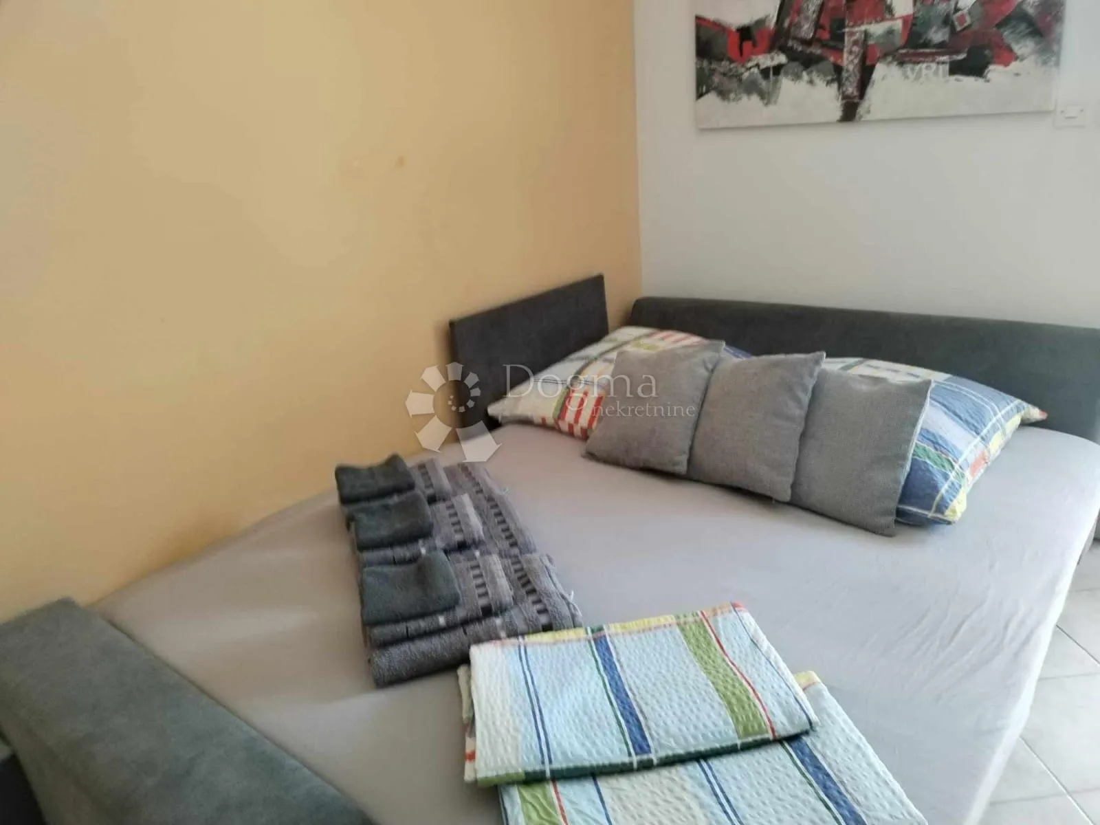 samo kod nas!! lijepo uređeni apartman sa terasom u barbatu - slika 7