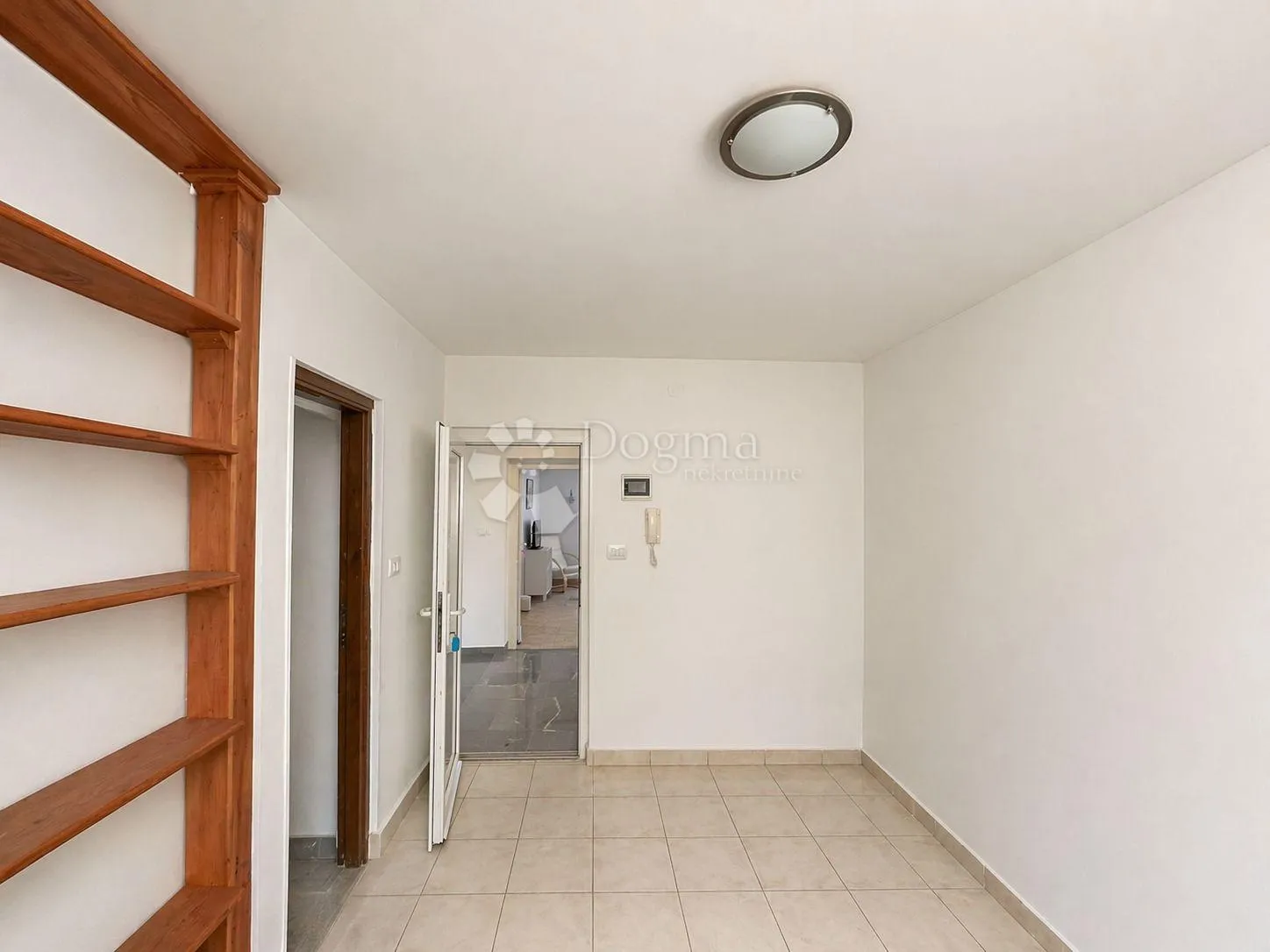 stan 130m2 - 2 stambene jedinice + terasa + parking - slika 8
