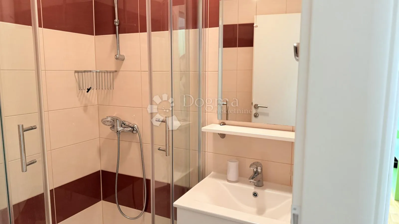 penthouse u baškoj vodi – dvoetažni, kompletno namješten - slika 39